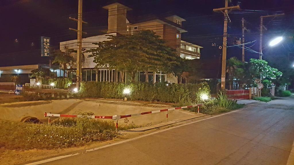 Baan Sanpoom Hotel Phitsanulok Exterior foto